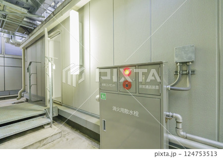 ビルの屋上にある消化用散水栓 撮影協力:学校法人電波学園 東京電子専門学校 ビルの屋上にある消化用散水栓 撮影協力:学校法人電波学園 東京電子専門学校 124753513