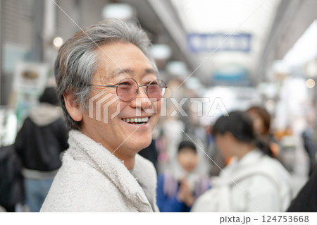 街を歩くシニア 124753668