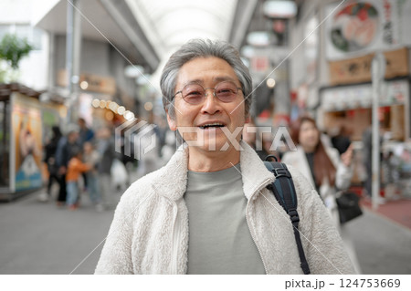 街を歩くシニア 街を歩くシニア 124753669