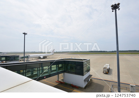 函館空港への着陸と空港の風景 124753740
