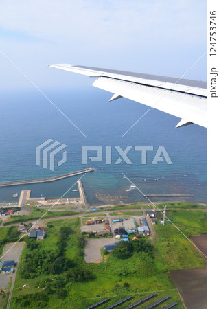函館空港への着陸と空港の風景 函館空港への着陸と空港の風景 124753746