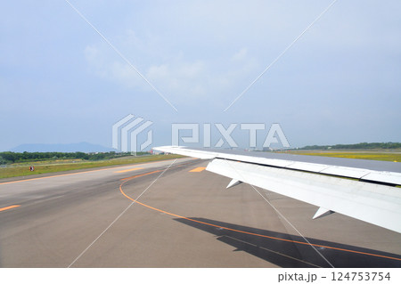 函館空港への着陸と空港の風景 函館空港への着陸と空港の風景 124753754