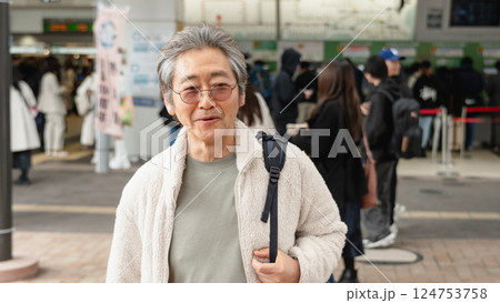 街を歩くシニア男性 124753758