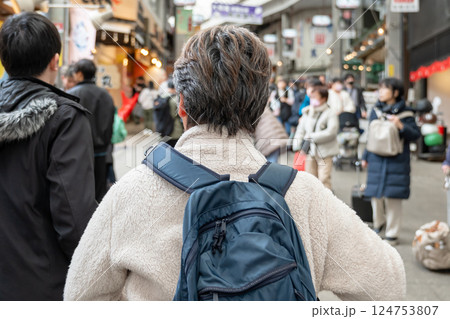 通りを歩く男性の後姿 通りを歩く男性の後姿 124753807