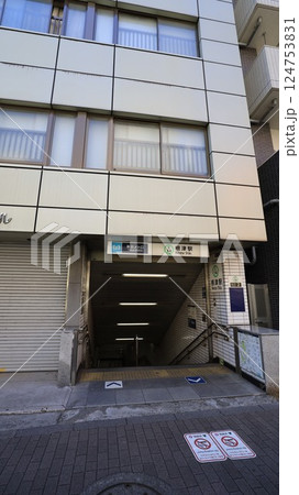 東京メトロ千代田線の根津駅2番出入口 東京メトロ千代田線の根津駅2番出入口 124753831