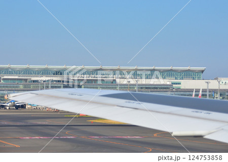 羽田空港と機内からの離陸風景 羽田空港と機内からの離陸風景 124753858