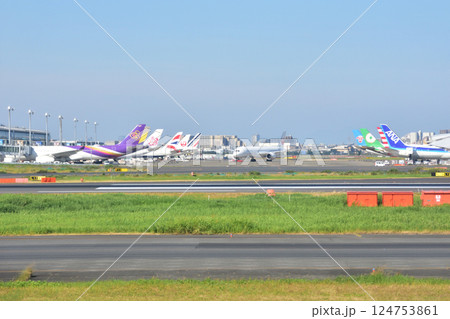 羽田空港と機内からの離陸風景 羽田空港と機内からの離陸風景 124753861