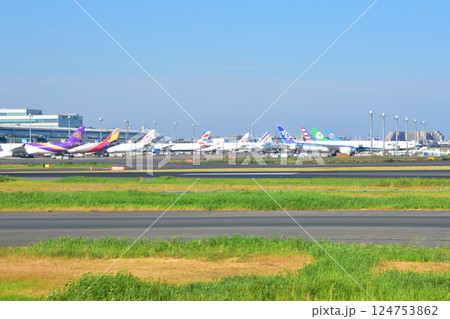 羽田空港と機内からの離陸風景 羽田空港と機内からの離陸風景 124753862