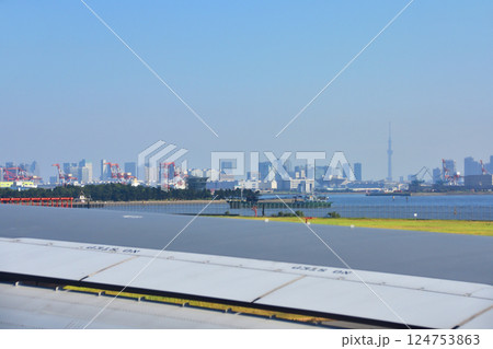 羽田空港と機内からの離陸風景 124753863