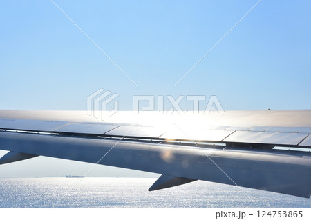 羽田空港と機内からの離陸風景 羽田空港と機内からの離陸風景 124753865