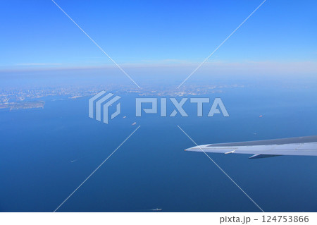 羽田空港と機内からの離陸風景 羽田空港と機内からの離陸風景 124753866