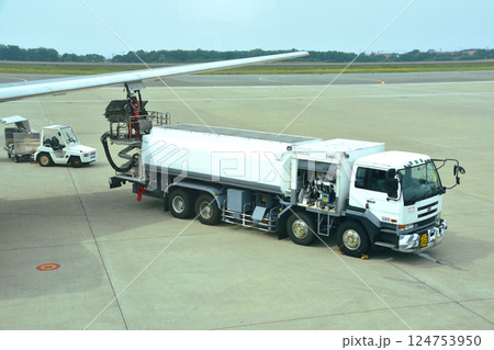 旅客機へのレフューラー方式給油作業 124753950