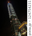 夜の都会の夜に浮かび上がる台北101 124754231