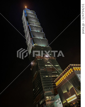 夜の都会の夜に浮かび上がる台北101 124754231