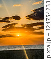 海に沈む夕日 124754233