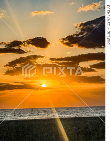 海に沈む夕日 124754233