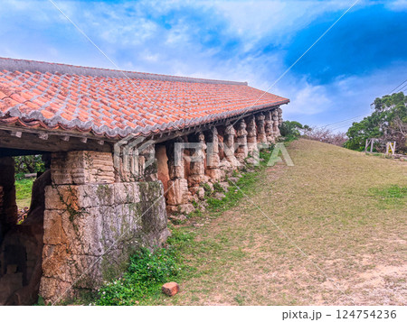赤瓦のあるやちむん読谷風景 124754236