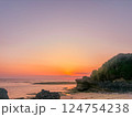 沖縄の西海岸の岩畳と夕暮れ 124754238