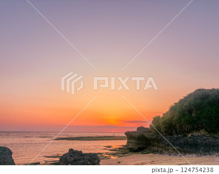 沖縄の西海岸の岩畳と夕暮れ 124754238