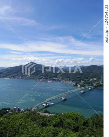 飯の山展望台より望む大島大橋(山口県周防大島町) 124754333