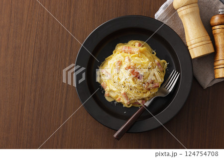 美味しそうなスパゲッティカルボナーラ 124754708