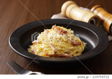 美味しそうなスパゲッティカルボナーラ 124754722