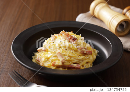 美味しそうなスパゲッティカルボナーラ 美味しそうなスパゲッティカルボナーラ 124754723