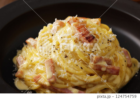 美味しそうなスパゲッティカルボナーラ 124754759