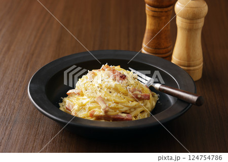 美味しそうなスパゲッティカルボナーラ 124754786