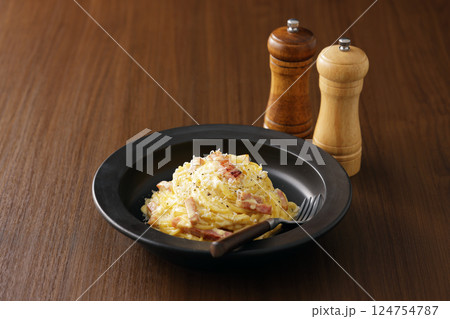 美味しそうなスパゲッティカルボナーラ 124754787