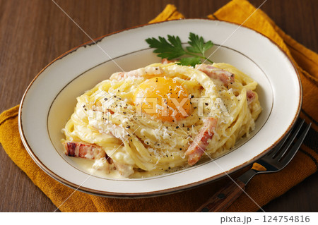 卵黄を乗せたスパゲッティカルボナーラ 124754816