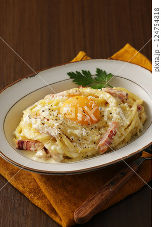 卵黄を乗せたスパゲッティカルボナーラ 124754818