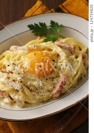 卵黄を乗せたスパゲッティカルボナーラ 124754820