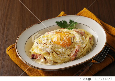 卵黄を乗せたスパゲッティカルボナーラ 124754821