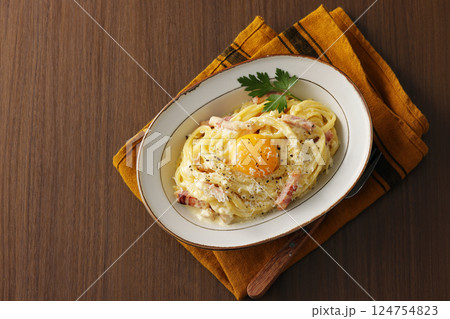 卵黄を乗せたスパゲッティカルボナーラ 卵黄を乗せたスパゲッティカルボナーラ 124754823