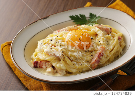 卵黄を乗せたスパゲッティカルボナーラ 124754829