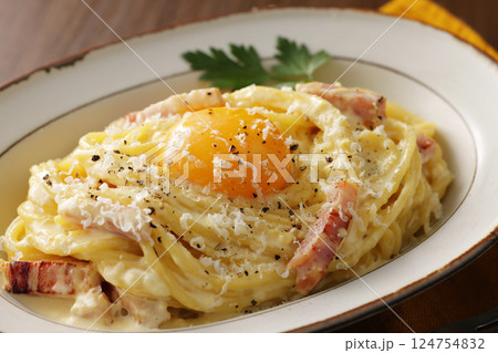 卵黄を乗せたスパゲッティカルボナーラ 124754832