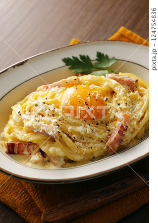卵黄を乗せたスパゲッティカルボナーラ 124754836