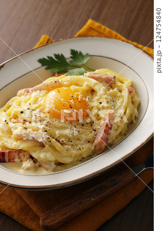 卵黄を乗せたスパゲッティカルボナーラ 124754840