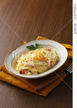 卵黄を乗せたスパゲッティカルボナーラ 124754841