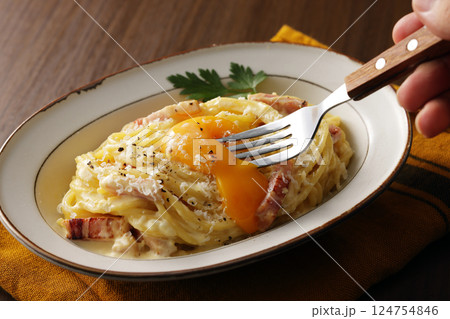 卵黄を乗せたスパゲッティカルボナーラ 124754846