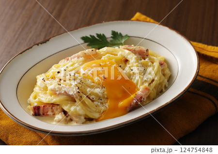卵黄を乗せたスパゲッティカルボナーラ 124754848