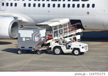 旅客機への貨物積み込み作業 旅客機への貨物積み込み作業 124755173