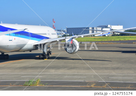 エンジンカバーを付けた駐機中の航空機 124755174