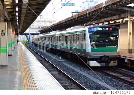 池袋駅を出発する埼京線車両 124755175
