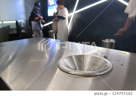 喫煙室の風景 124755182