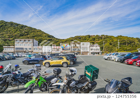 田原市にある伊良湖の恋路ヶ浜の近くにある駐車場の風景(愛知県) 124755356