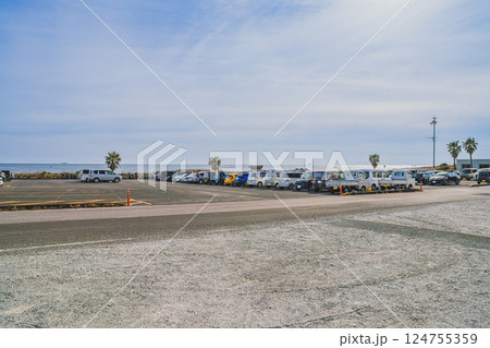 田原市にある伊良湖の恋路ヶ浜の近くにある駐車場の風景(愛知県) 124755359