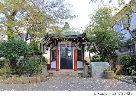 岡倉天心記念公園と六角堂　台東区谷中五丁目 124755423