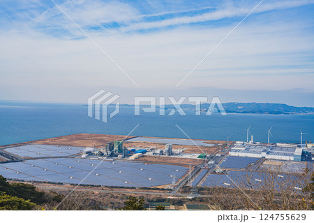 田原市の蔵王山展望台から見たメガソーラーの風景(愛知県) 124755629